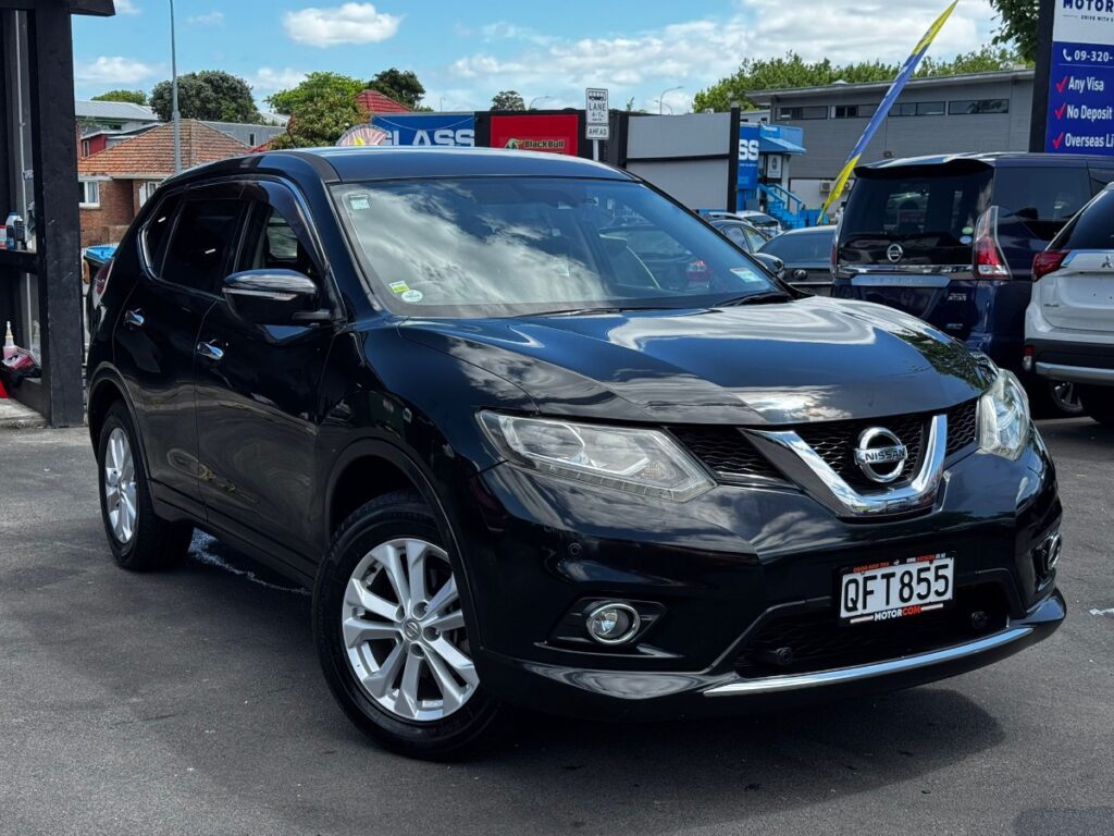 side view of 2014 Nissan X-Trail