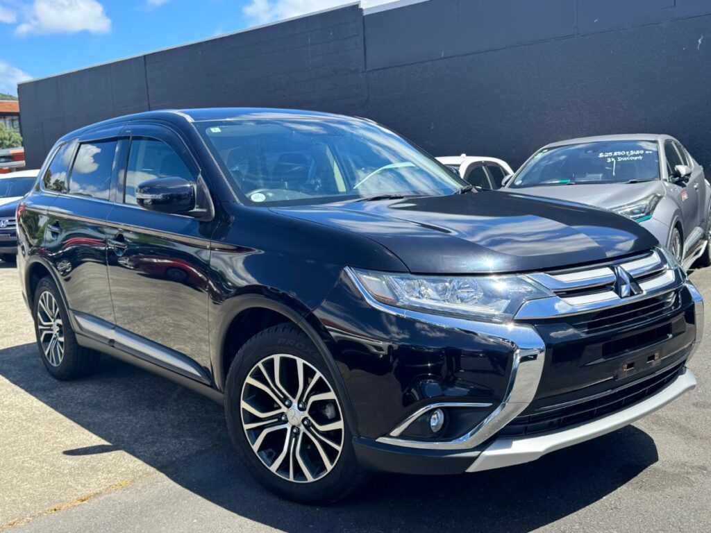 side view of 2016 Mitsubishi Outlander 20G