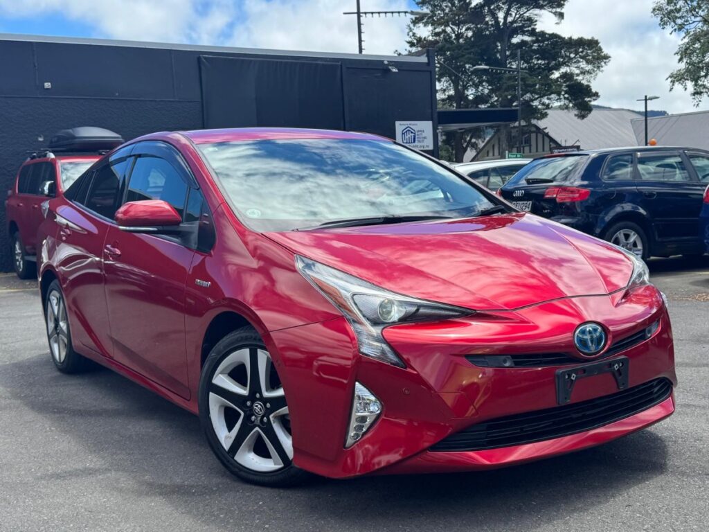 side view of 2016 Toyota Prius 5D
