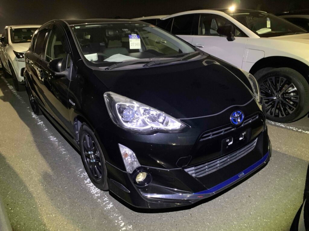 front side view of 2017 Toyota Aqua S