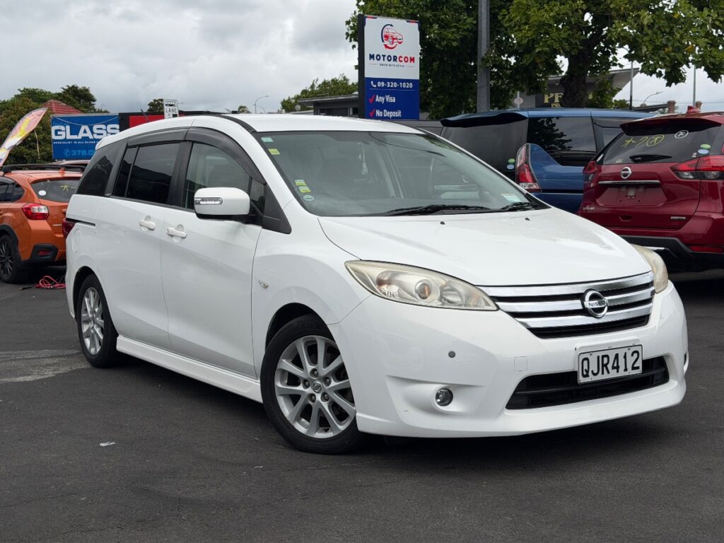 front side view of 2012 Nissan Lafesta