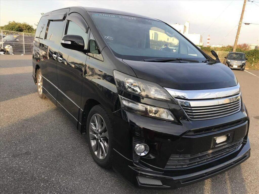 side view of 2013 Toyota Vellfire