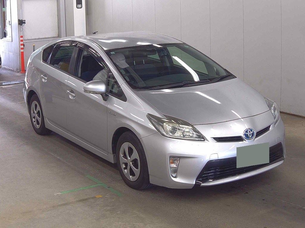 side view of 2014 Toyota Prius 5D S