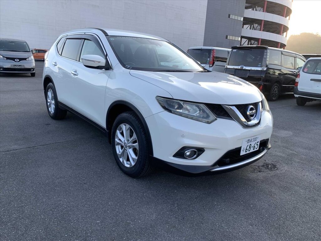 side view of 2015 Nissan X-Trail 20X