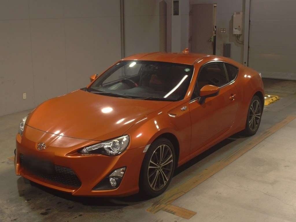 front side view of 2015 Toyota 86 GT