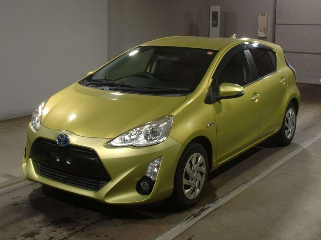 front side view of 2015 Toyota Aqua