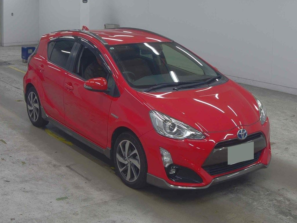 front side view of 2015 Toyota Aqua