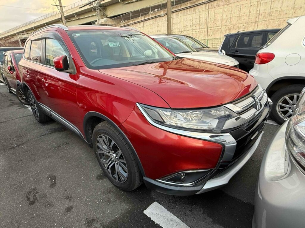 front side view of 2017 Mitsubishi Outlander