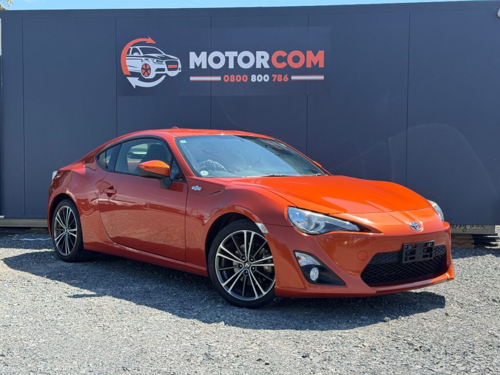 front side view of 2015 Toyota 86