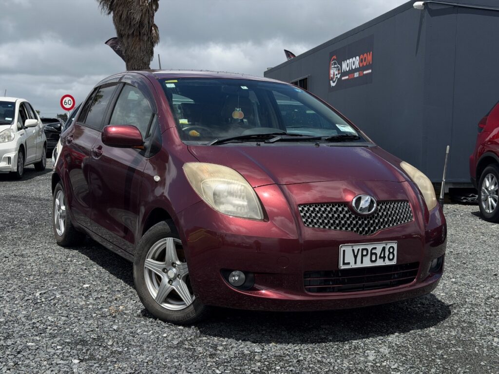 front side view of 2006 Toyota Vitz