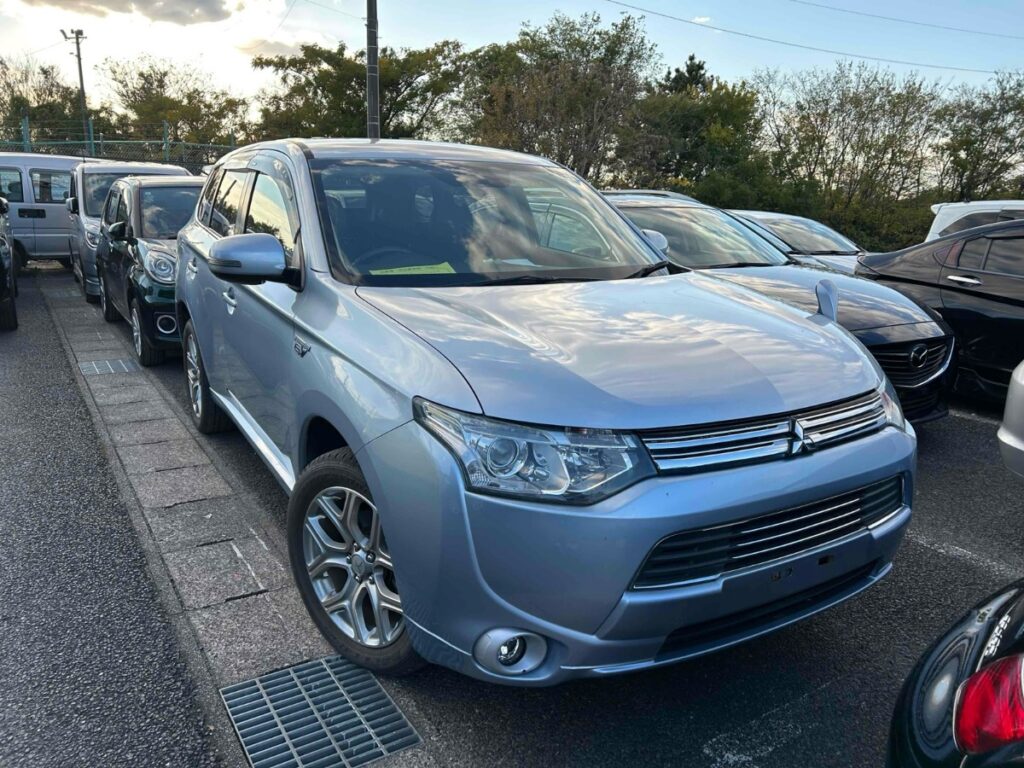 front side view of 2013 Mitsubishi Outlander