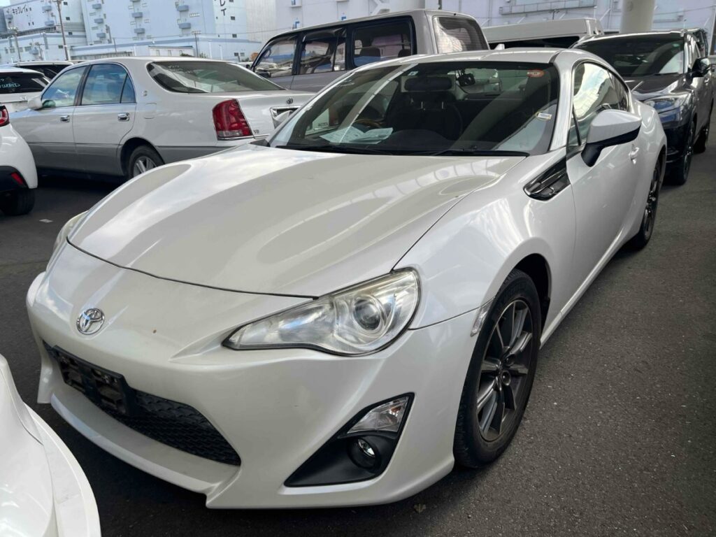 front side view of 2013 Toyota 86