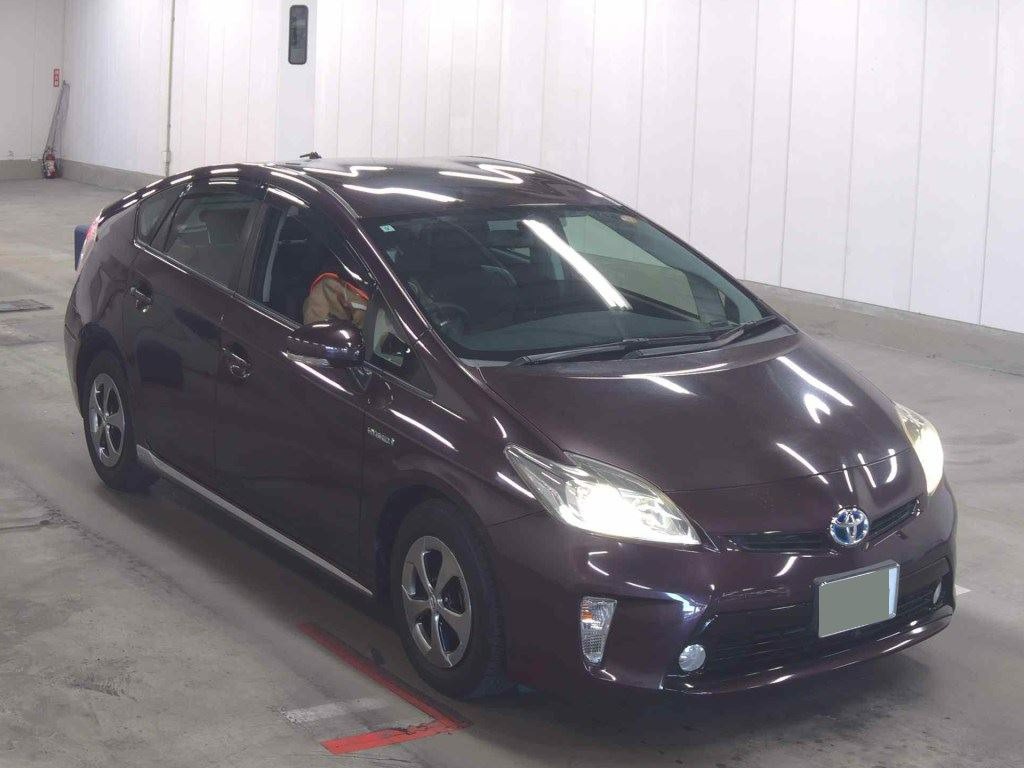 side view of 2013 Toyota Prius