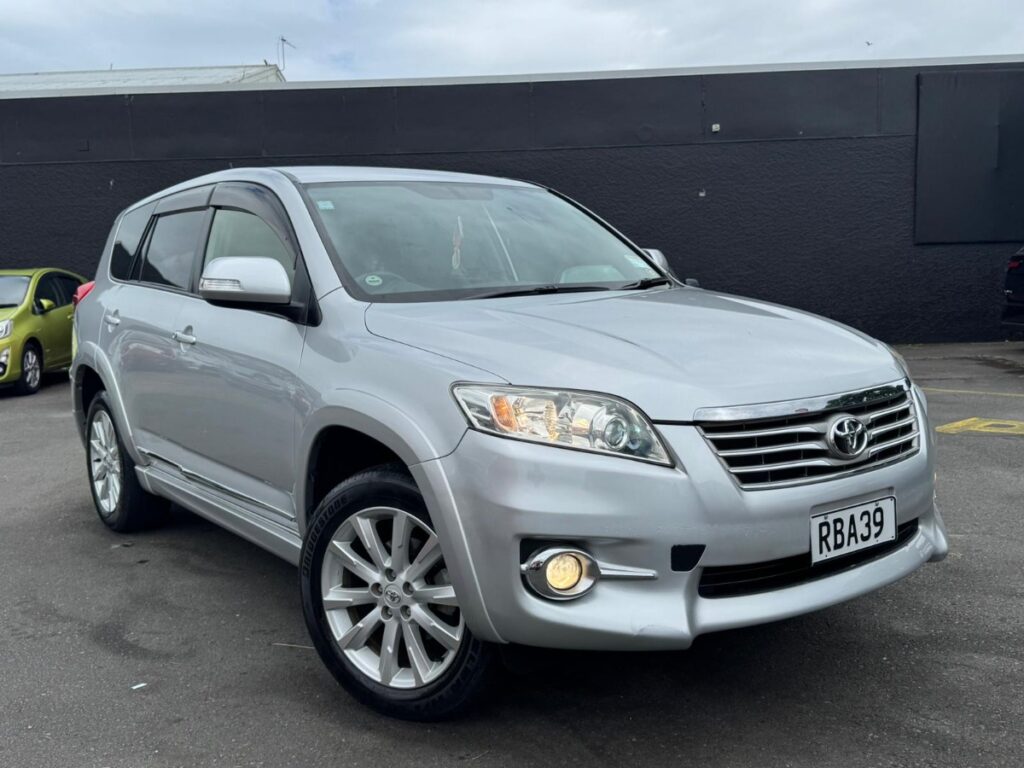 front side view of 2013 Toyota Vanguard