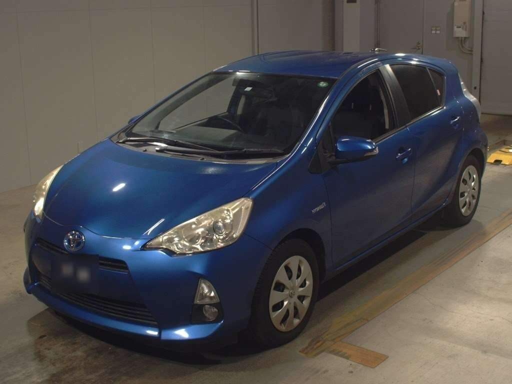 side view of 2014 Toyota Aqua