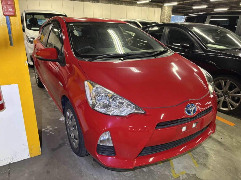 front side view of 2014 Toyota Aqua