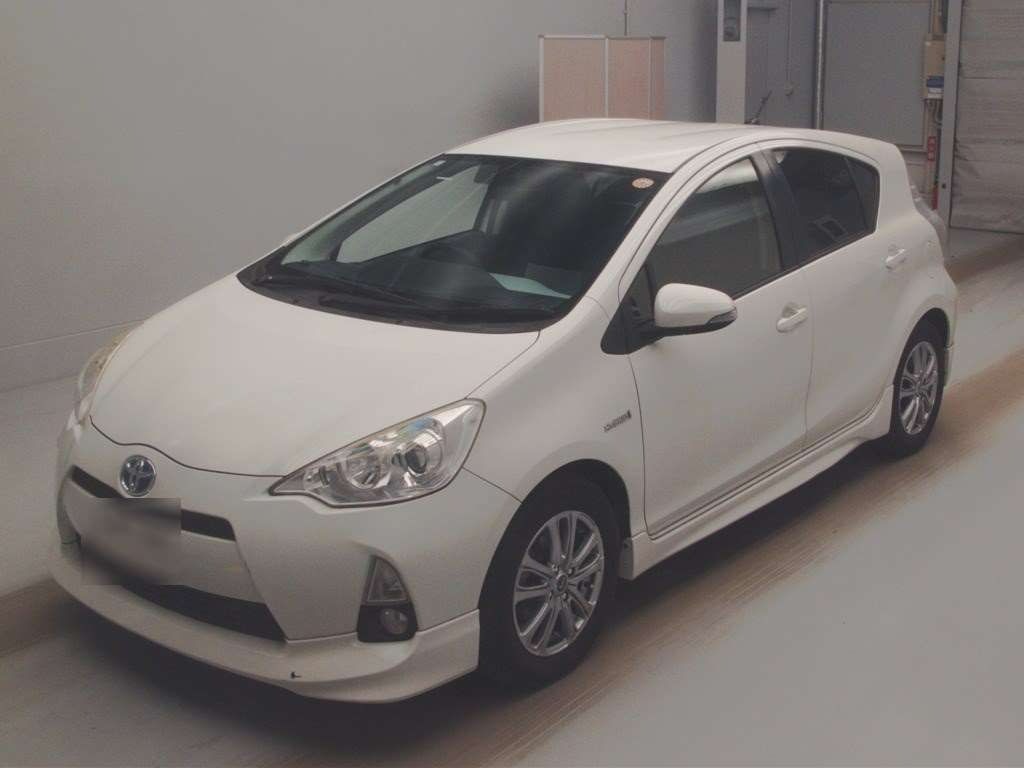 side view of 2014 Toyota Aqua