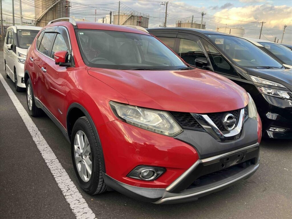 front side view of 2015 Nissan X-Trail