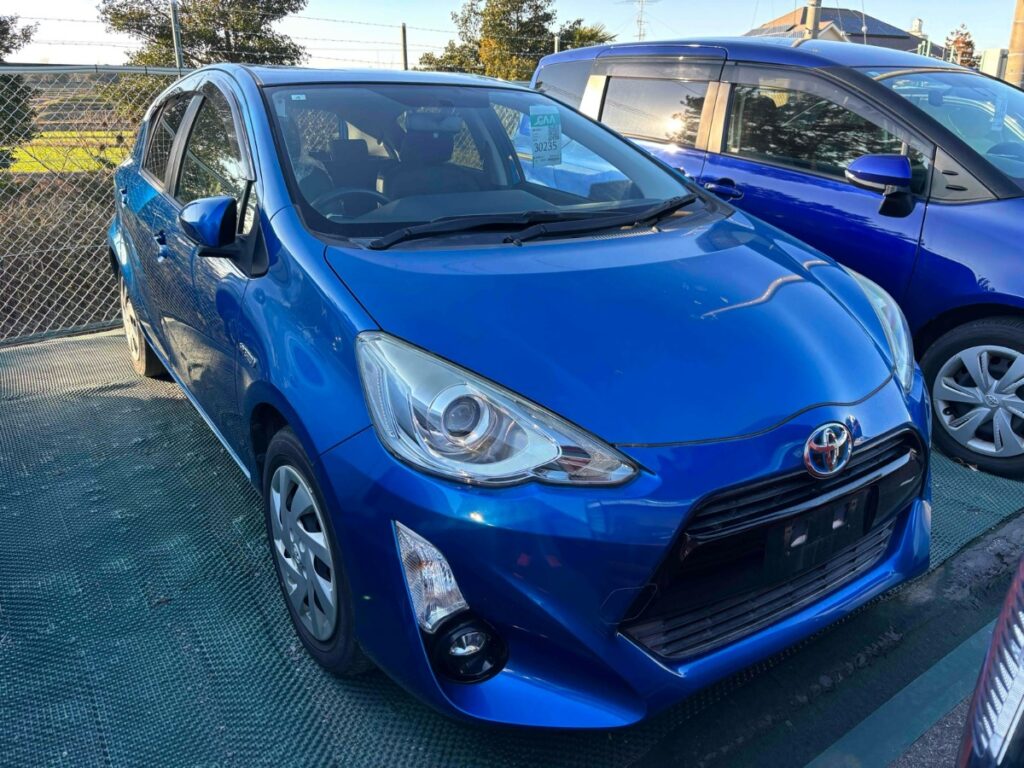 front side view of 2015 Toyota Aqua