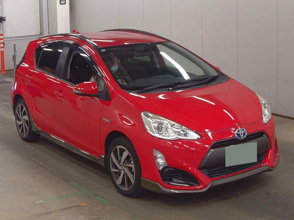 side view of 2015 Toyota Aqua