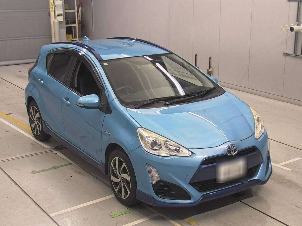 front side view of 2015 Toyota Aqua