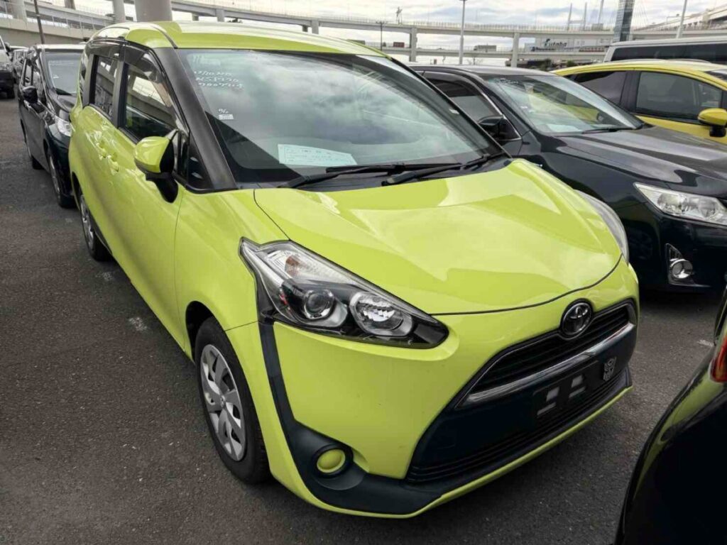 front side view of 2015 Toyota Sienta