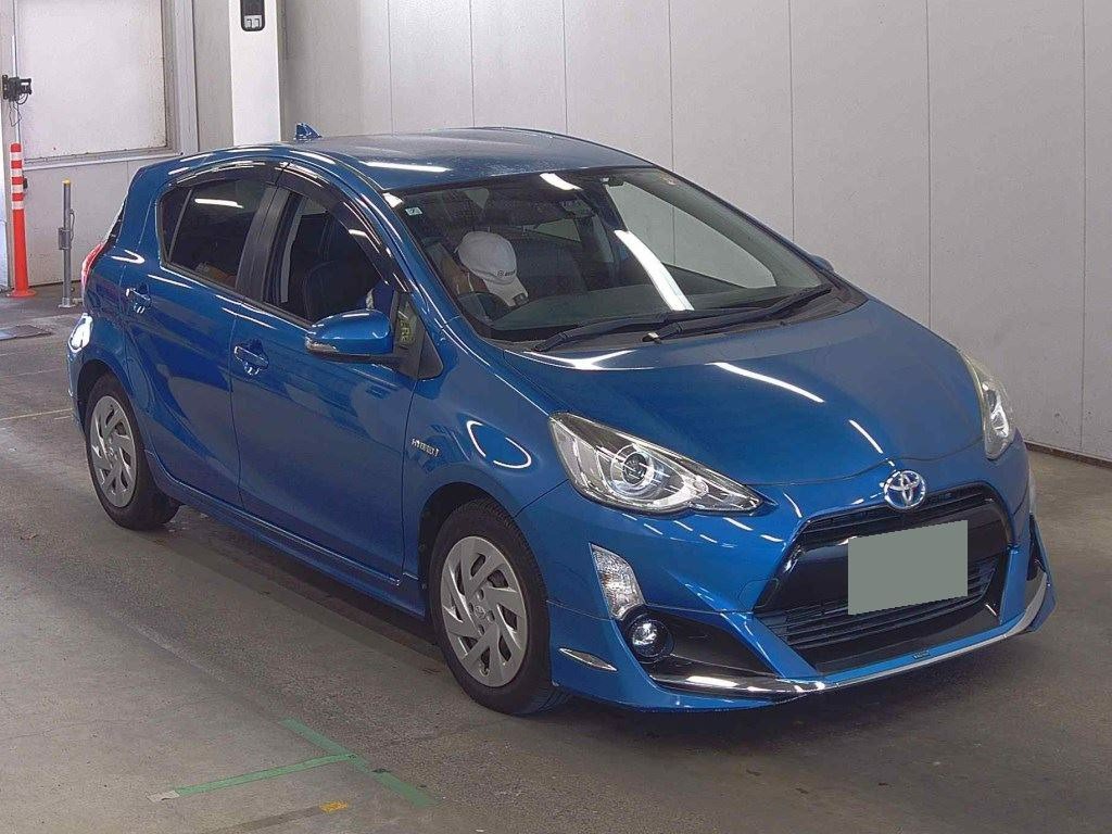 front side view of 2016 Toyota Aqua