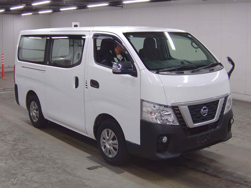 front side view of 2018 Nissan NV350