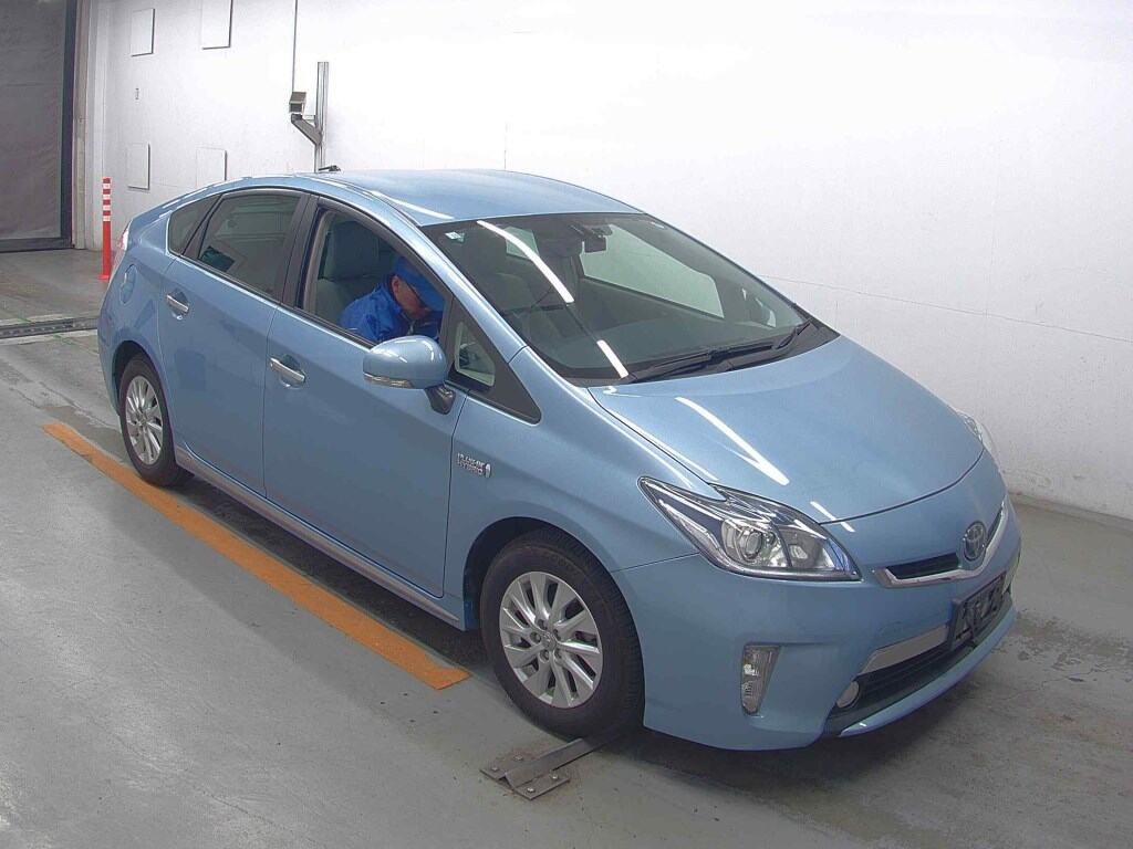 front side view of 2014 Toyota Prius