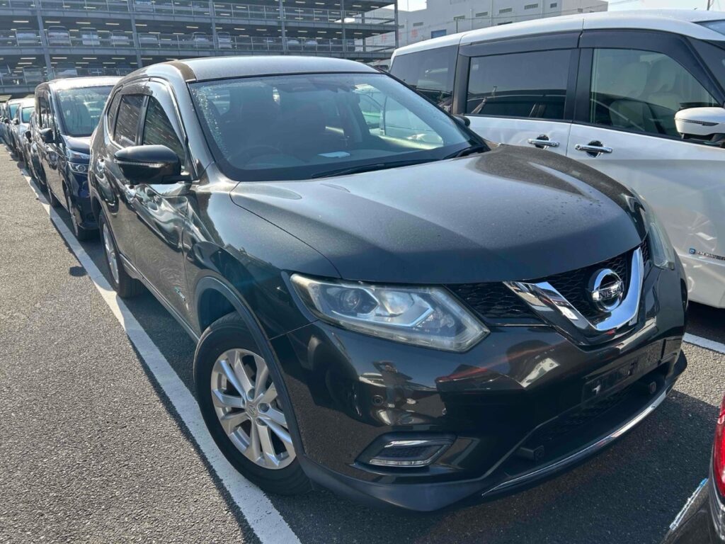 front side view of 2016 Nissan X-Trail