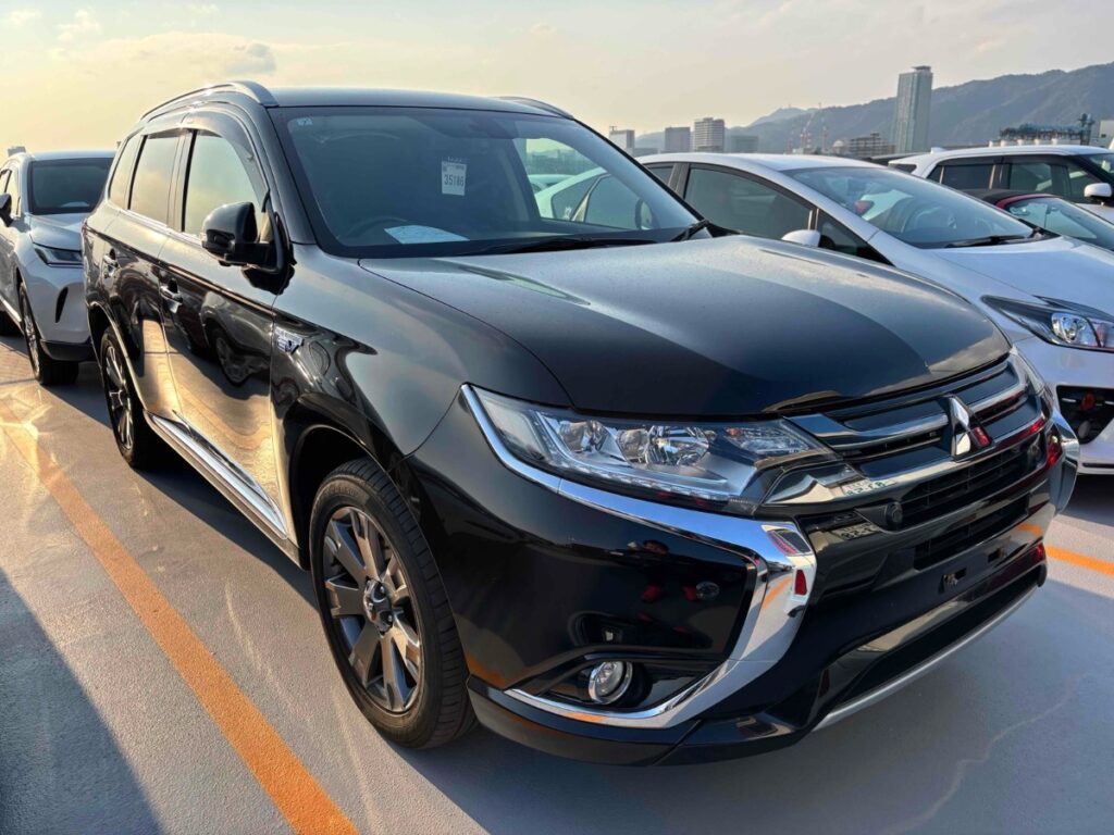side view of 2015 Mitsubishi Outlander