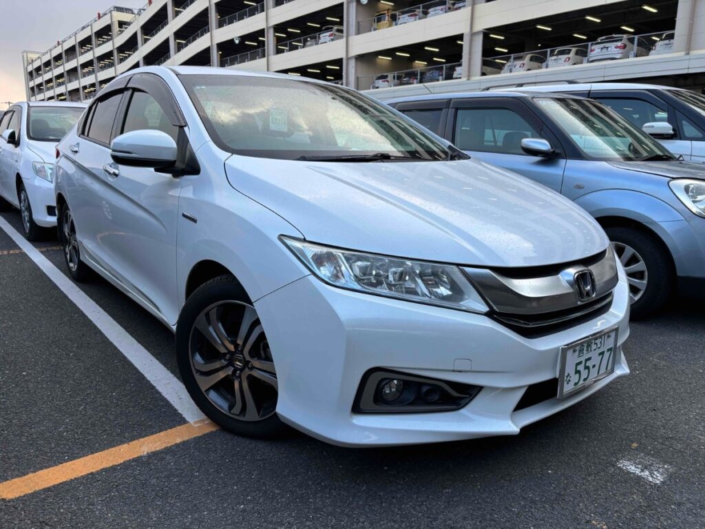 front side view of 2015 Honda Grace