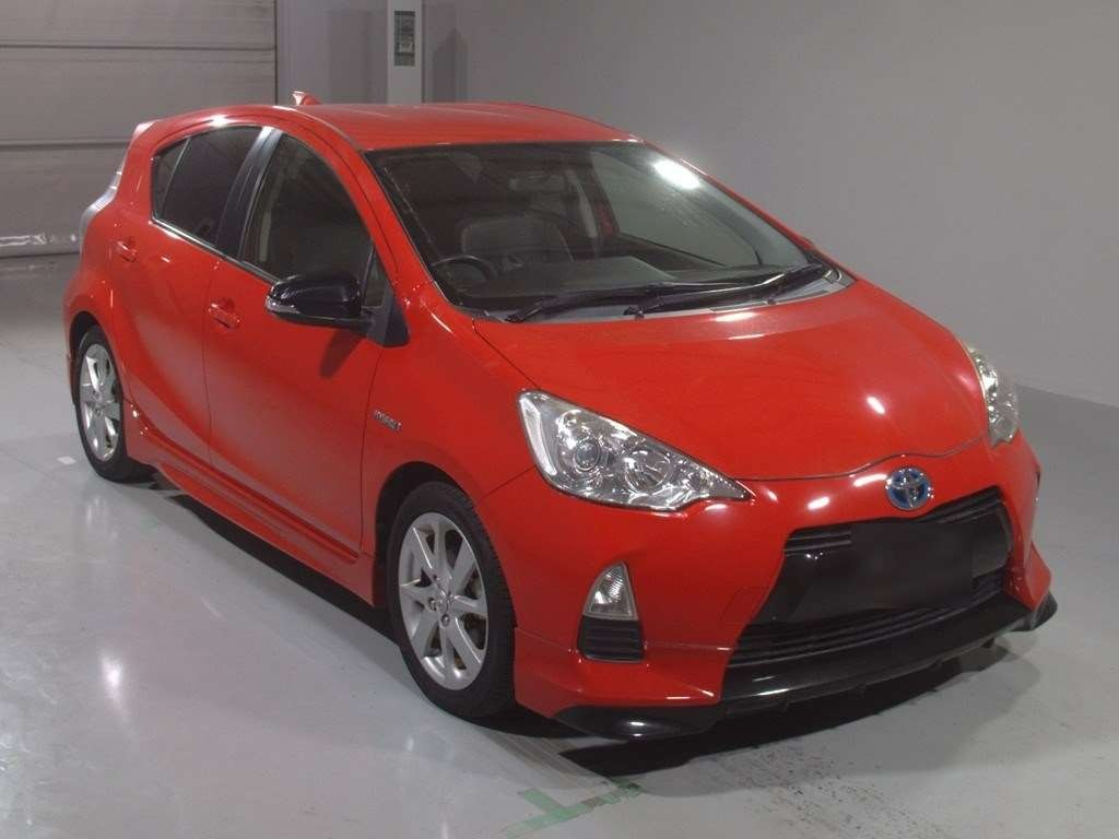 front side view of 2013 Toyota Aqua