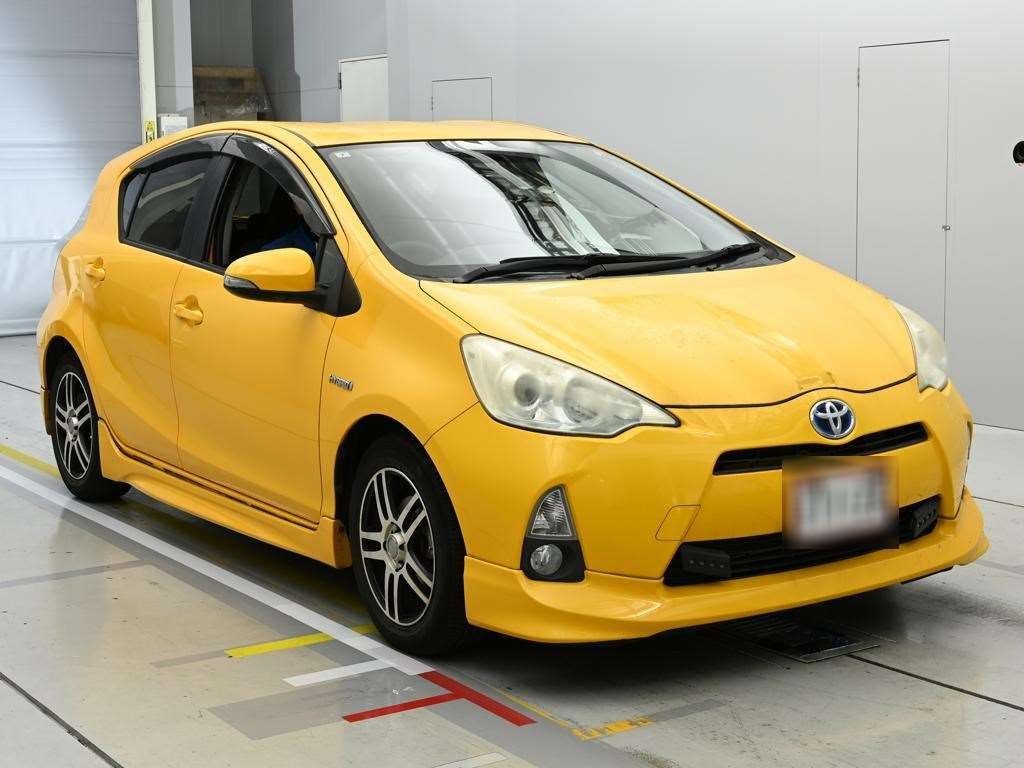 front side view of 2013 Toyota Aqua