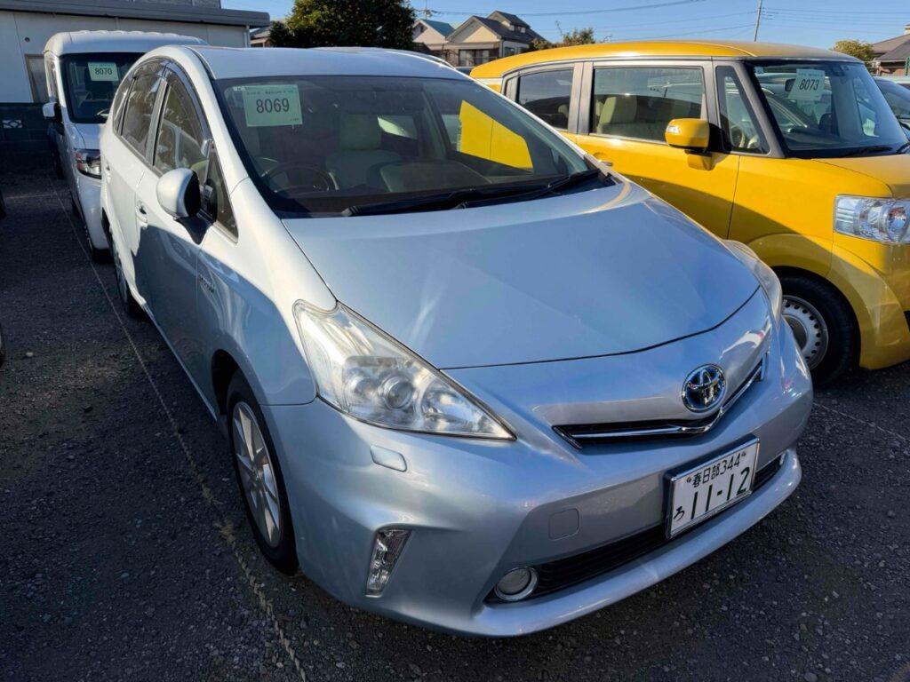 front side view of 2013 Toyota Prius Alpha