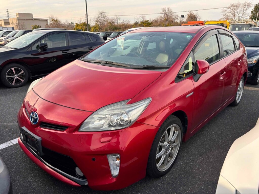 front side view of 2013 Toyota Prius
