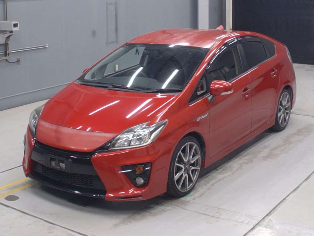 front side view of 2013 Toyota Prius