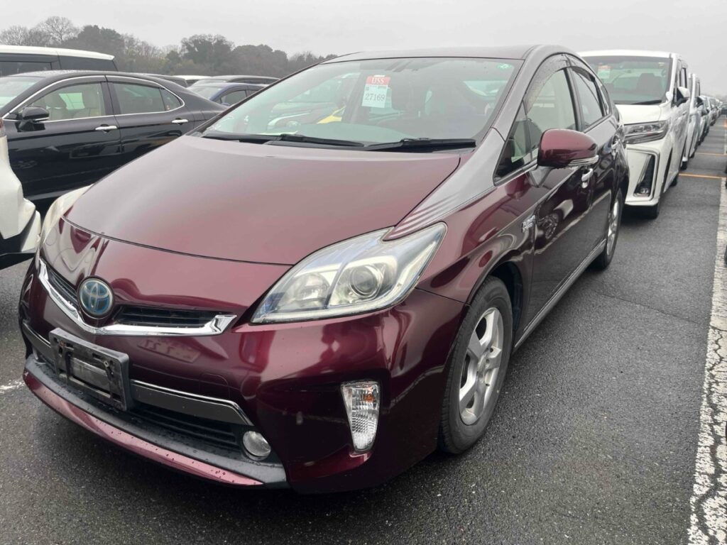 front side view of 2014 Toyota Prius