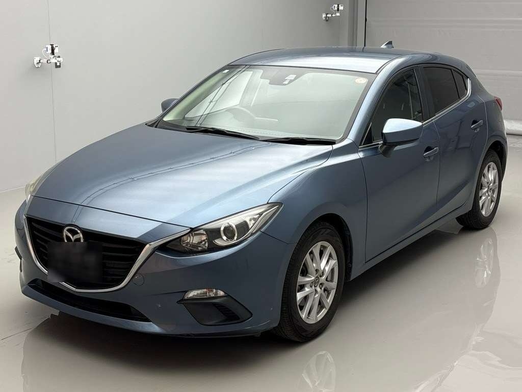 front side view of 2015 Mazda Axela