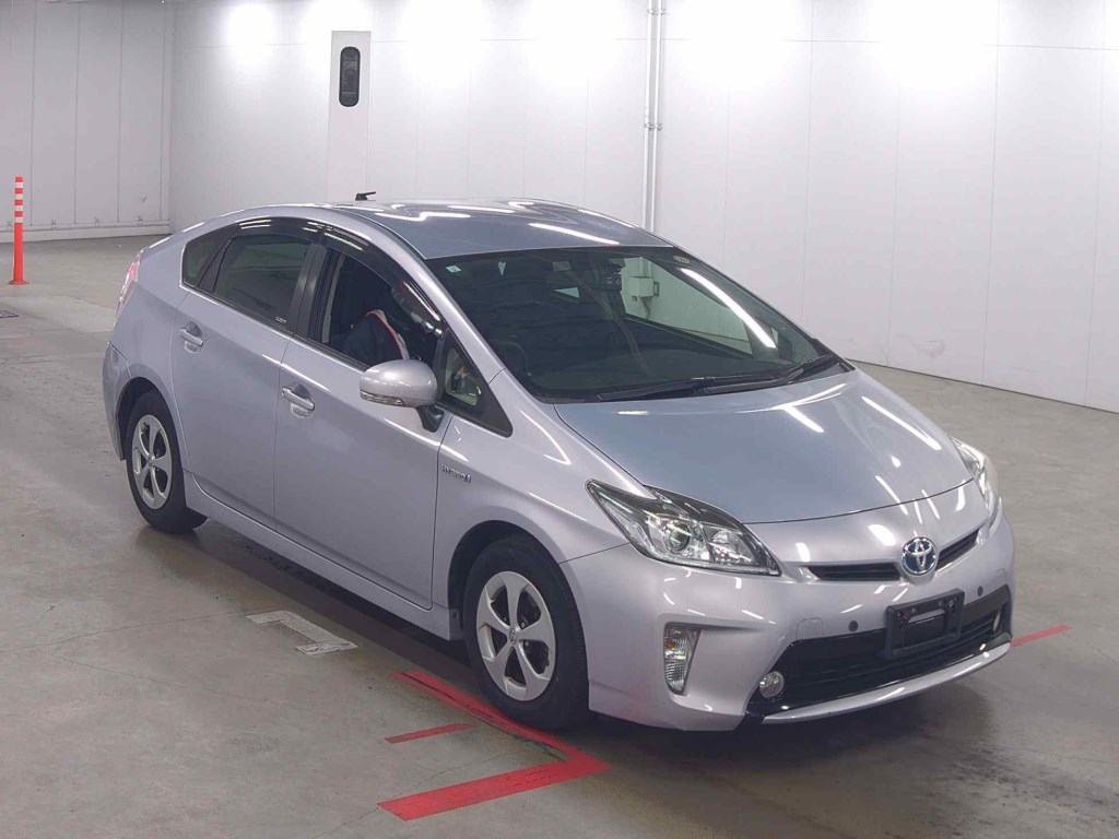 front side view of 2015 Toyota Prius