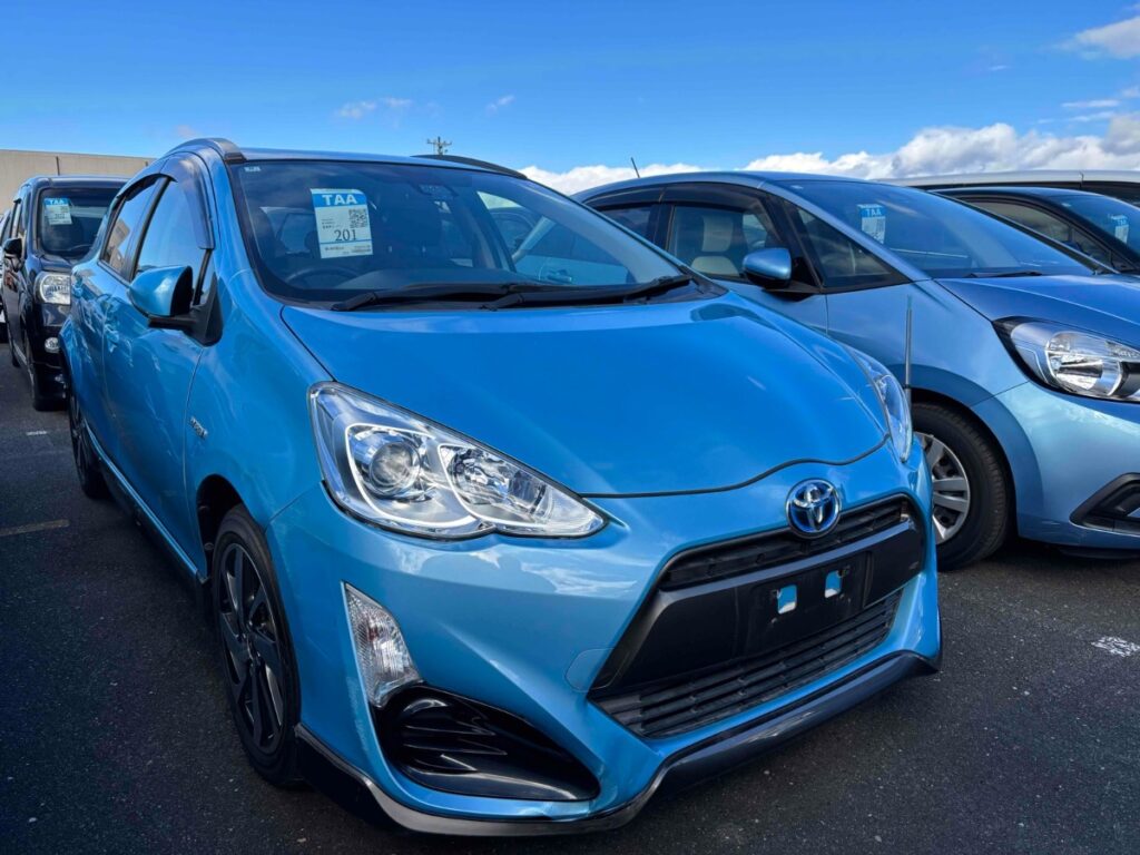 side view of 2016 Toyota Aqua