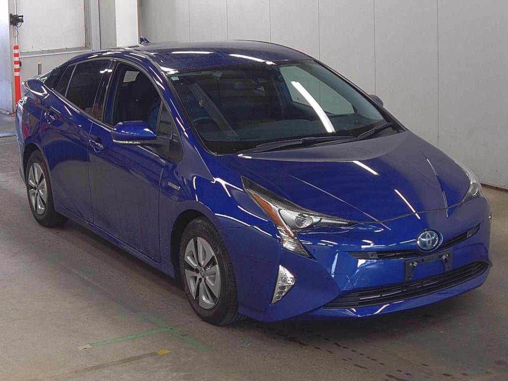 front side view of 2016 Toyota Prius