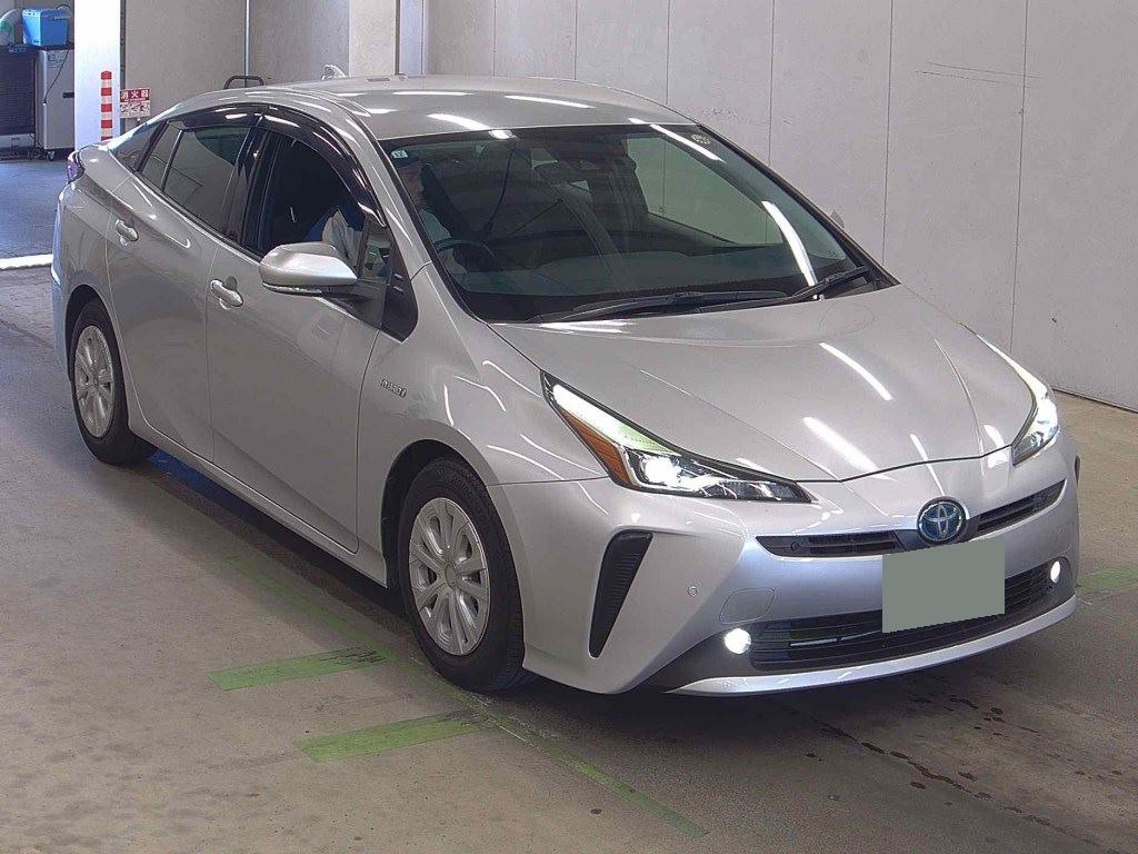front side view of 2019 Toyota Prius