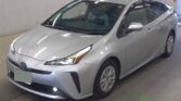 side view of 2019 Toyota Prius