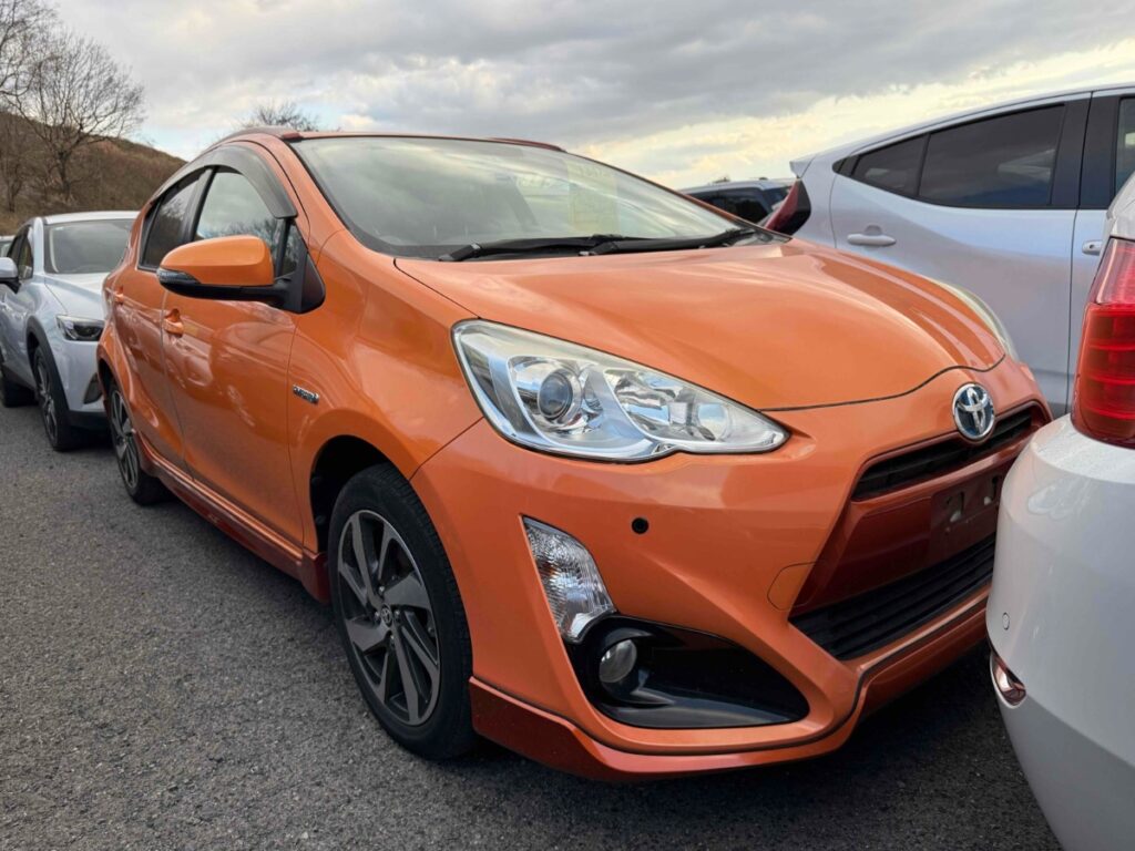 side view of 2015 Toyota Aqua