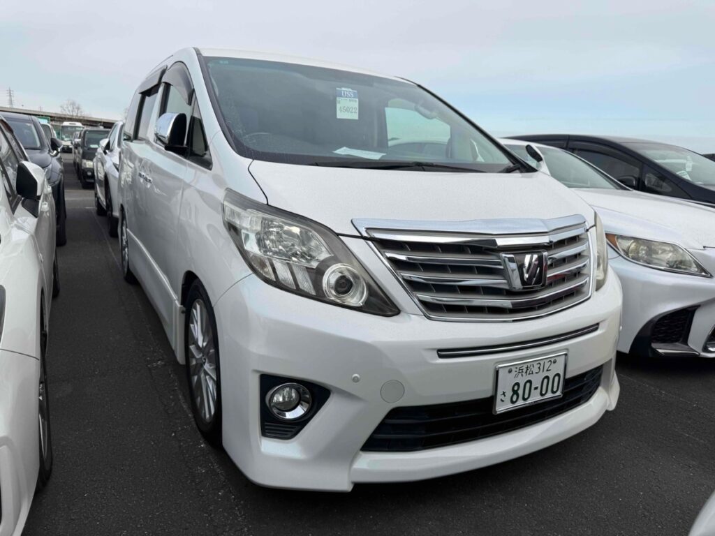 side view of 2014 Toyota Alphard