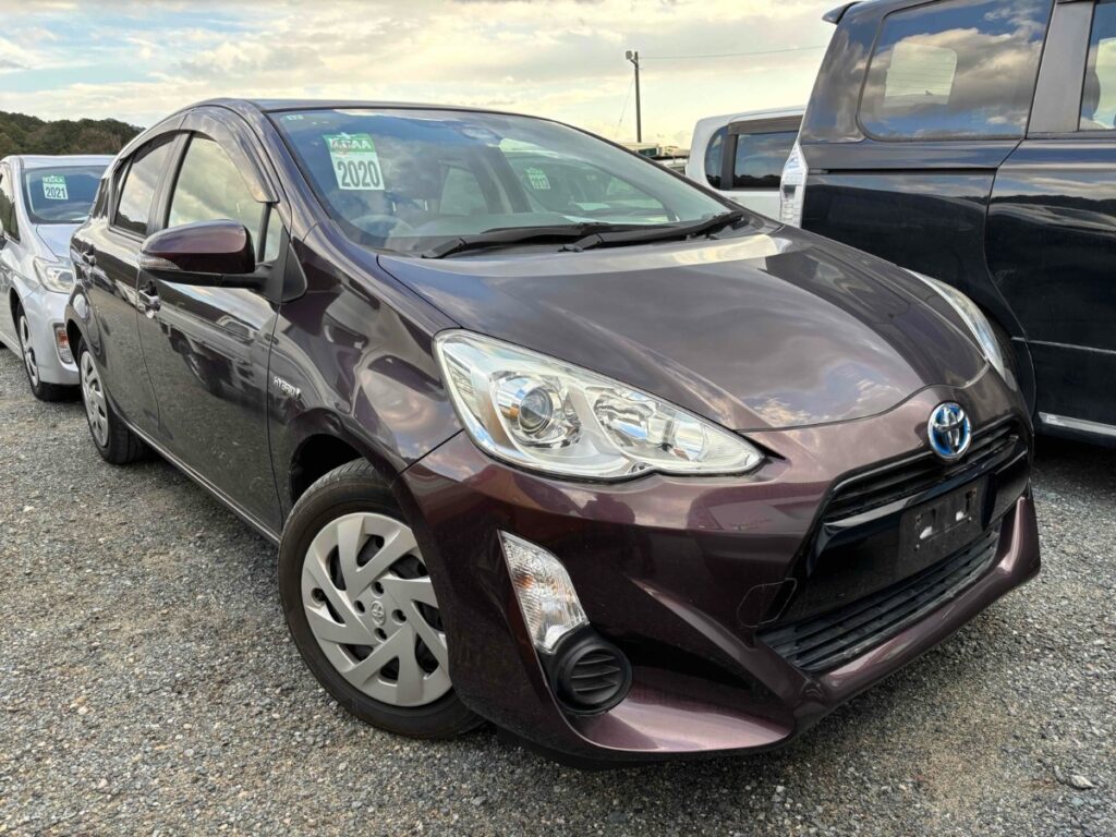 front side view of 2015 Toyota Aqua