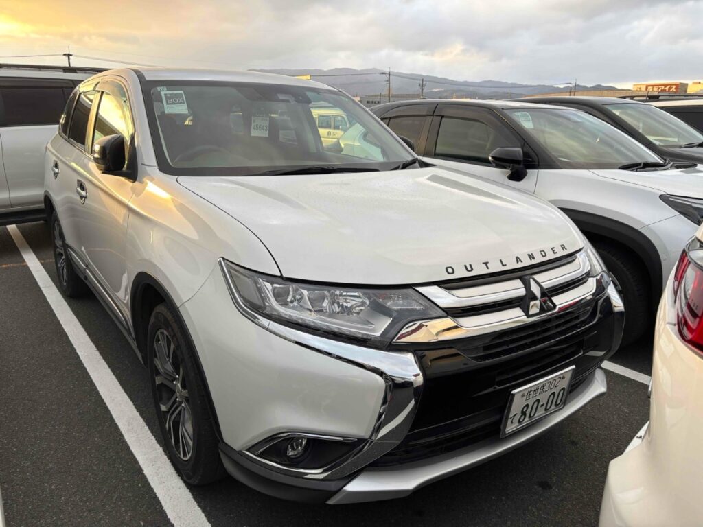 side view of 2017 Mitsubishi Outlander