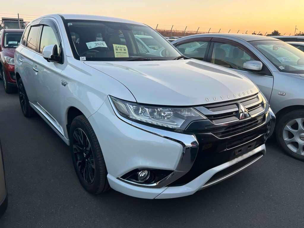 front side view of 2015 Mitsubishi Outlander