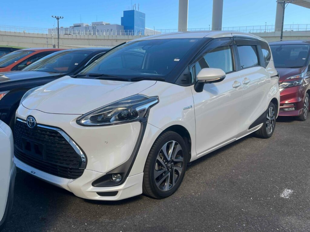 side view of 2018 Toyota Sienta